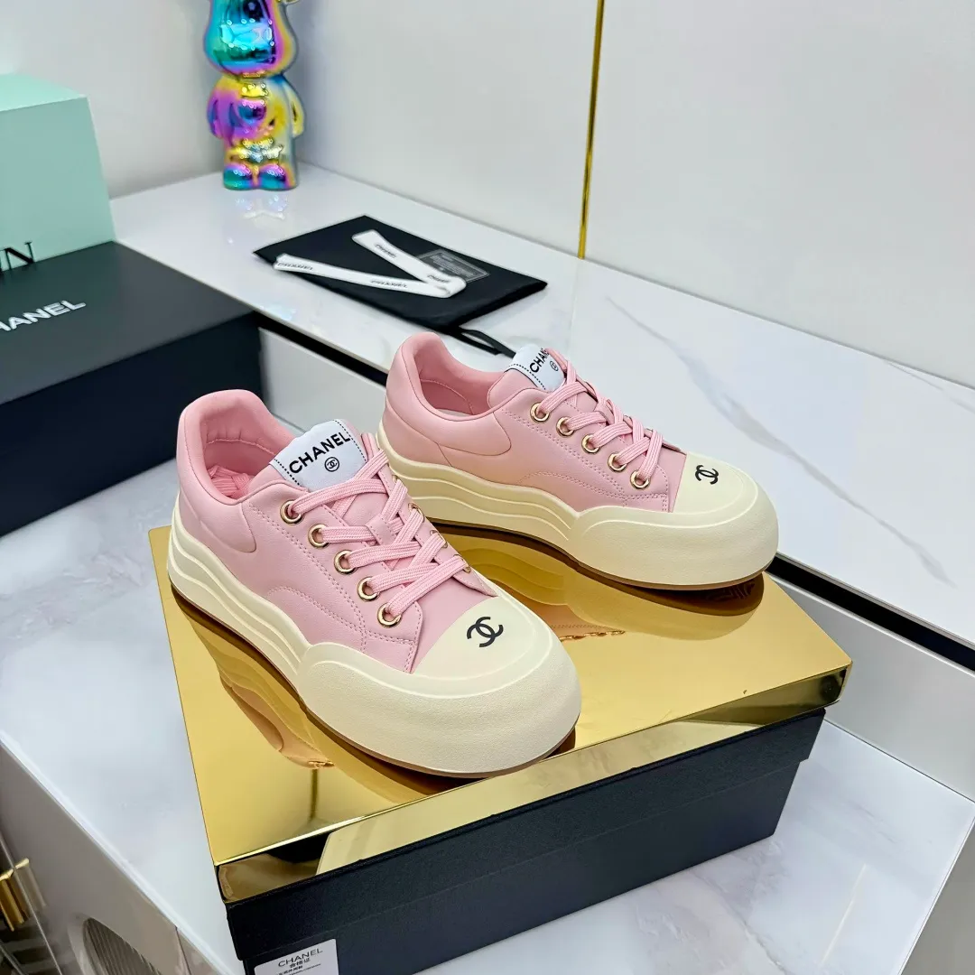 👟👟Ex-factory price 600👟👟 Chanel bread shoes ~ original calfskin panda shoes Chanel 25C latest hot style panda black and white sports shoes casual sneakers Xiaoxiang hot item classic black and white panda color coco girls must pay Fabric: original custom mixed sheepskin lining: original imported breathable mesh lining outsole: Original molded rubber + TPU combination Size: Women's 35-41 👉 👉 👉